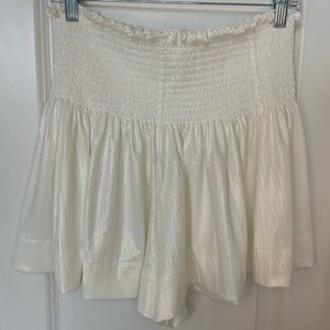 Queen of Sparkles Wavy Short in White | Size Large NWOT